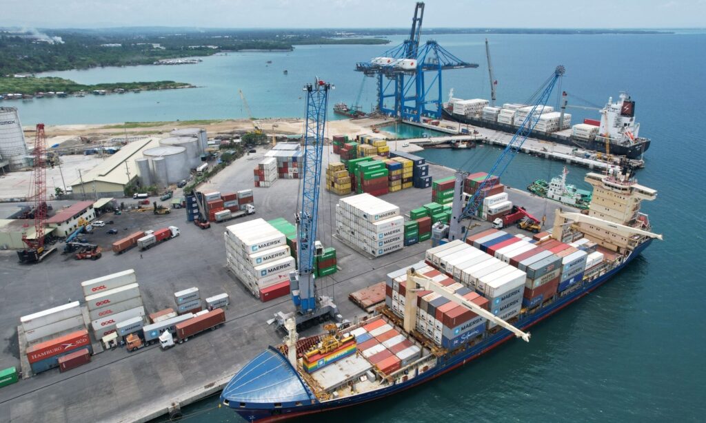 Mobile harbor cranes discharging a container vessel